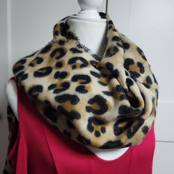 Soft and cozy animal print scarf - Picture 3 of 7